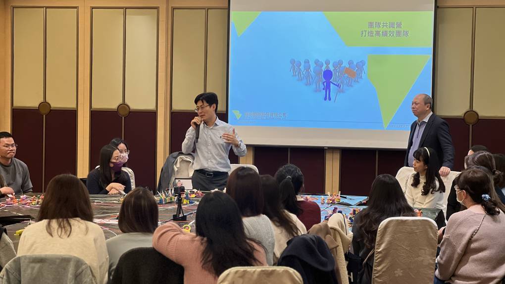 共識營現場，全員圍桌參與