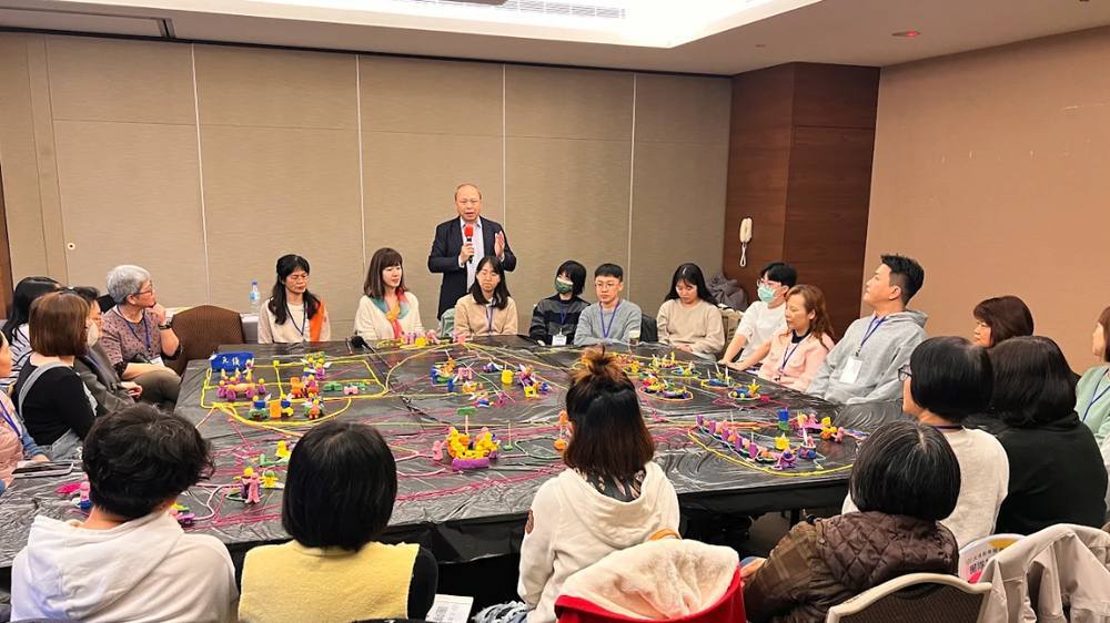 全員圍著立體組織圖,企業主當眾發表