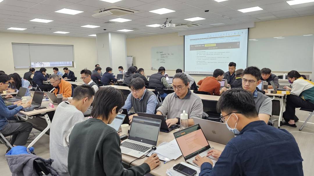 主管全員動手準備上台內容